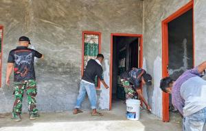 Satgas Yonif 741/GN Pos Dafala Bantu Renovasi Rumah Warga Perbatasan