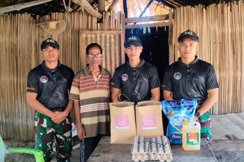 Semarak Agustusan Ditutup Satgas 741/GN Bagikan Sembako Untuk Veteran