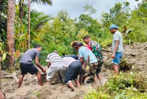 Kodim Ngada Terjunkan Personel Evakuasi Korban Banjir di Nagekeo 
