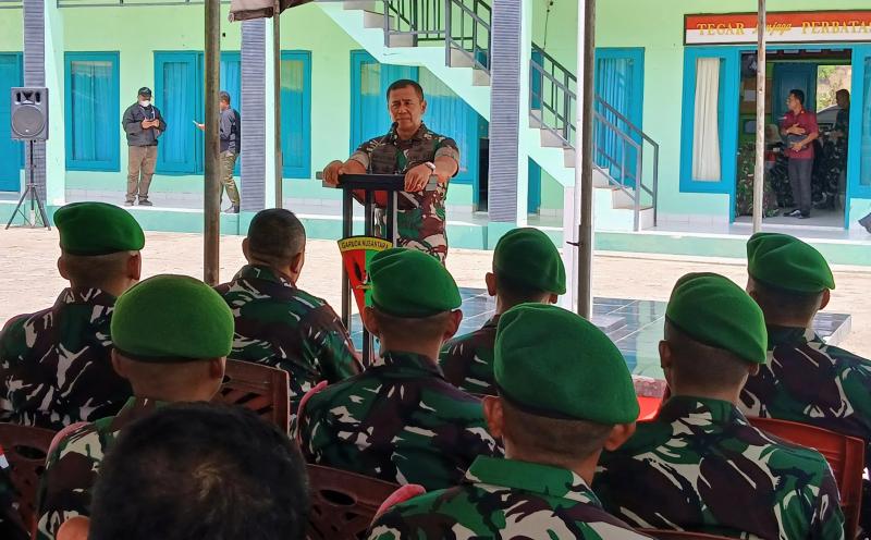 Kunjungi Perbatasan Belu, Danpusenif Mabes TNI : Saya Bangga Sama Satgas Yonif 741/GN