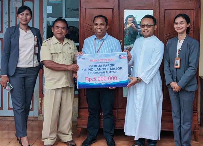 Bank NTT Salurkan Bantuan Fasilitas Gereja ke Paroki St. Pio Langke Majok