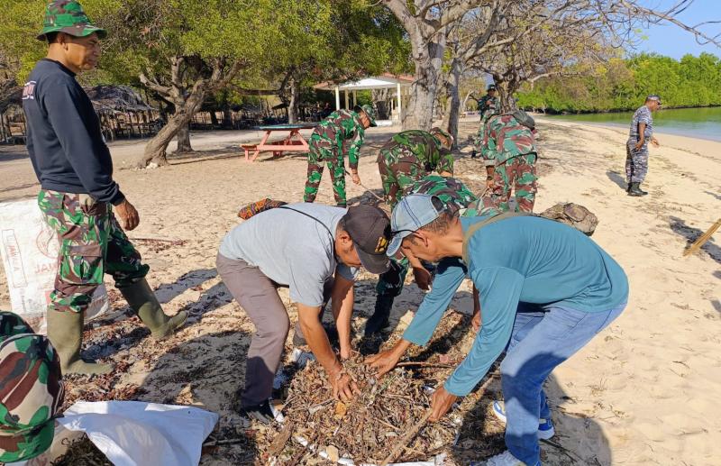 Karya Bakti Sambut HUT ke-80 TNI, Kodim Belu Bersih-Bersih Pantai