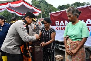 Seyum Keharuan Korban Banjir di Nagekeo Menerima Bantuan Kemanusiaan Polri