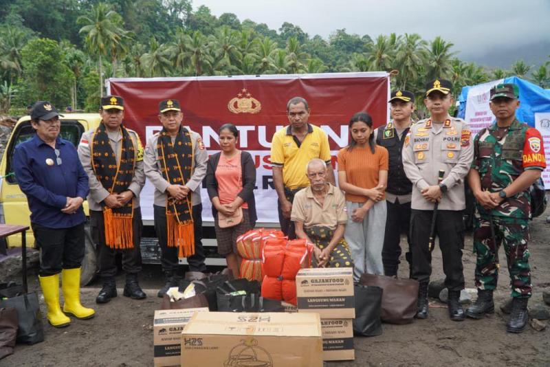 Polri Salurkan Bantuan untuk Korban Bencana Banjir di Mauponggo-Nagekeo