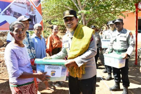 Kapolda NTT Serahkan Bantuan Satu Unit Sumur Bor untuk Warga Sikumana