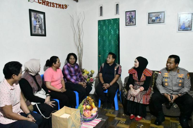 Kapolda NTT dan Ketua Bhayangkari Kunjungi Dua Polwan Sakit