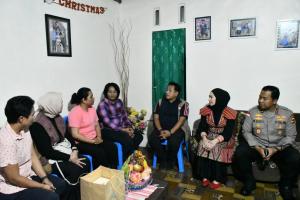 Kapolda NTT dan Ketua Bhayangkari Kunjungi Dua Polwan Sakit