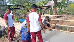 Anggota Ditpolairud Polda NTT Gotong Royong Bangun Jalan ke Lokasi Gua Kristal di Bolok