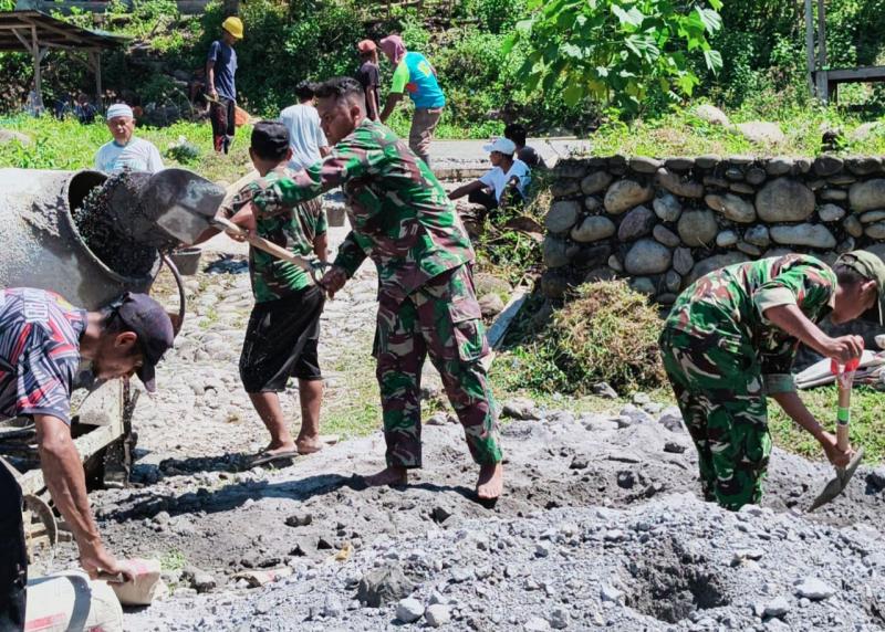 TNI dan Warga Wae Maras Bersatu Perbaiki Akses Jalan Menuju Masjid