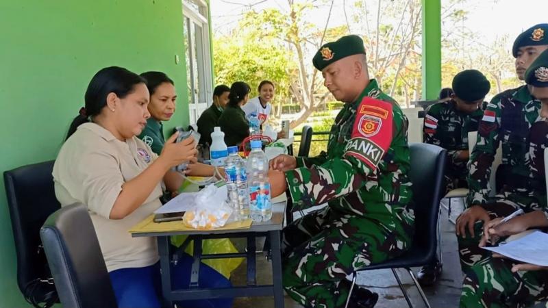 HUT ke-80 TNI, Satgas Yonarmed 12 Kostrad Gelar Donor Darah di Malaka