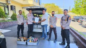 Barang Bukti Miras Diserahkan Polsubsektor Pelabuhan Tenau ke Satresnarkoba Polresta Kupang