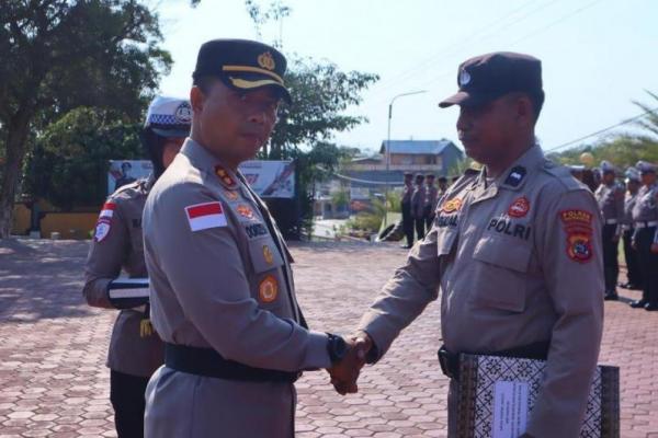Kapolres TTS Beri Penghargaan untuk Anggota Berprestasi & Mampu Berinovasi