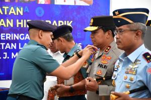  Kodaeral VII Beri Brevet Kehormatan Penyelaman Hiperbarik untuk Kapolda NTT