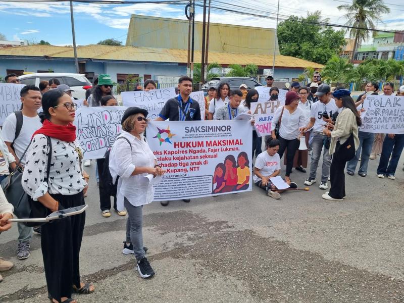 Jelang Pembacaan Putusan Mantan Kapolres Ngada, Masyarakat Sipil Gelar Demo di PN Kupang