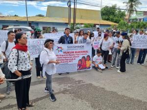 Jelang Pembacaan Putusan Mantan Kapolres Ngada, Masyarakat Sipil Gelar Demo di PN Kupang