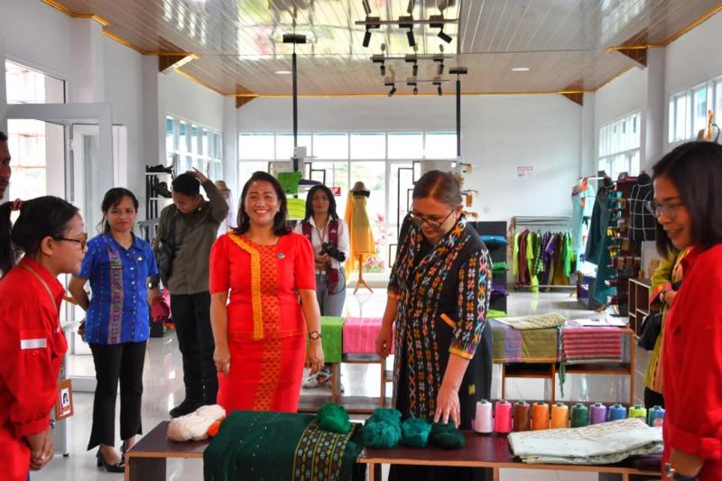 Ketua Dekranasda Manggarai Dorong Inovasi Tenun Songket Berbasis Budaya Lokal
