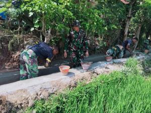 Tugu di Tanah Beamese: Ketika Tangan-Tangan Desa Menyatu dengan Tangan TNI