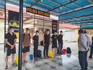 Terciduk di Pulau Ndana, Tujuh Warga China Diserahkan Polres Rote Ndao ke Imigrasi Kupang