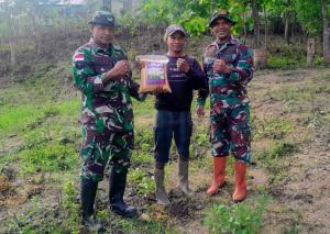 Satgaster Pos Halibete Kodim 1605/Belu Berikan Bantuan Bibit Jagung Kepada Petani