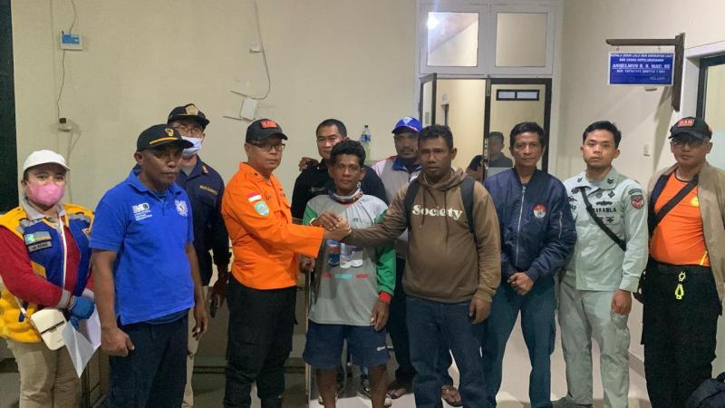  Tim SAR Evakuasi Sembilan Penumpang Kapal Phinisi yang Mesin Mati di Laut Sawu