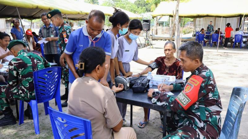Satgas Yonarmed Kostrad Berbagi Kasih Bersama Warga di HUT ke-80 Armed