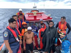 Tim SAR Selamatkan Enam Nelayan dari Atas Kapal yang Mati Mesin di Perairan Rote Ndao