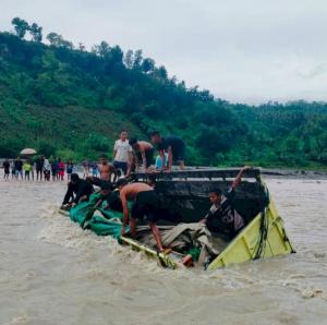 Sehari Terjebak Banjir, Truk Muatan Bantuan untuk PLTS Amfoang Barat Laut Berhasil Dievakuasi