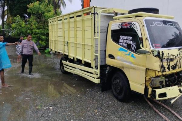 Truk Muatan Bantuan PLTS yang Terjebak Banjir di Amfoang Barat Laut Berhasil Ditarik 
