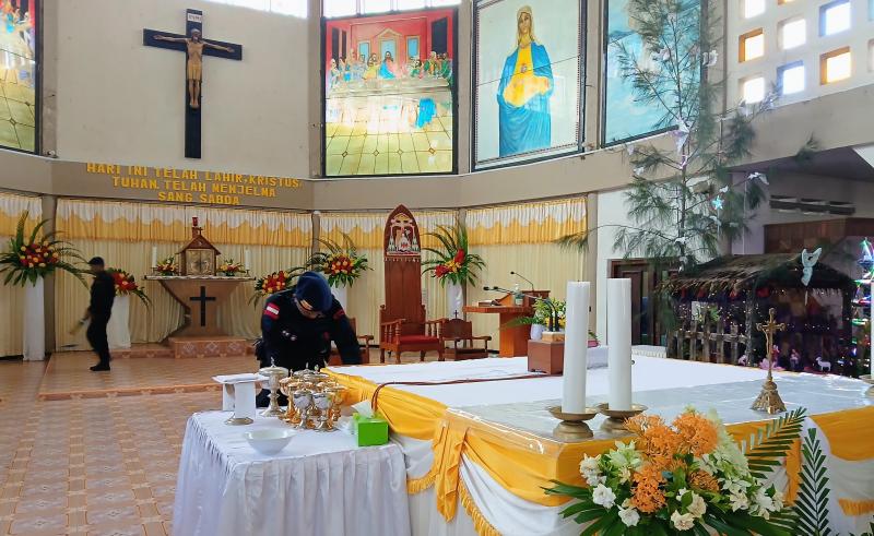 Brimob Batalyon Atambua Sterilisasi Gereja-Gereja Jelang Perayaan Natal