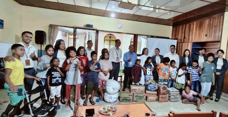 Bank NTT Cabang Ruteng Salurkan Bantuan Sembako bagi Anak-Anak Panti Asuhan Santu Damian Cancar