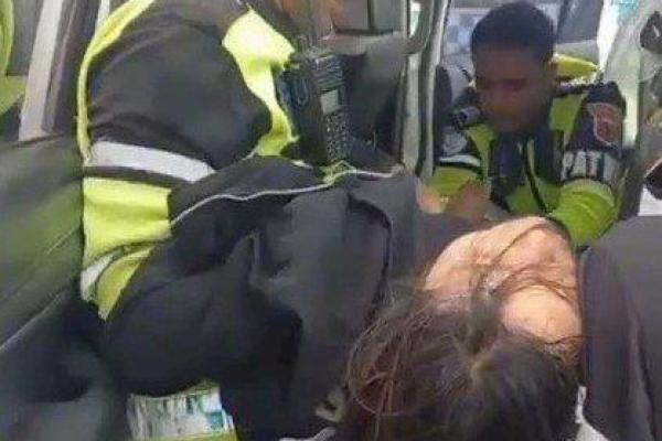 Anggota Satlantas Polres Kupang Menolong Penumpang Sepeda Motor yang Pingsan ke Rumah Sakit 