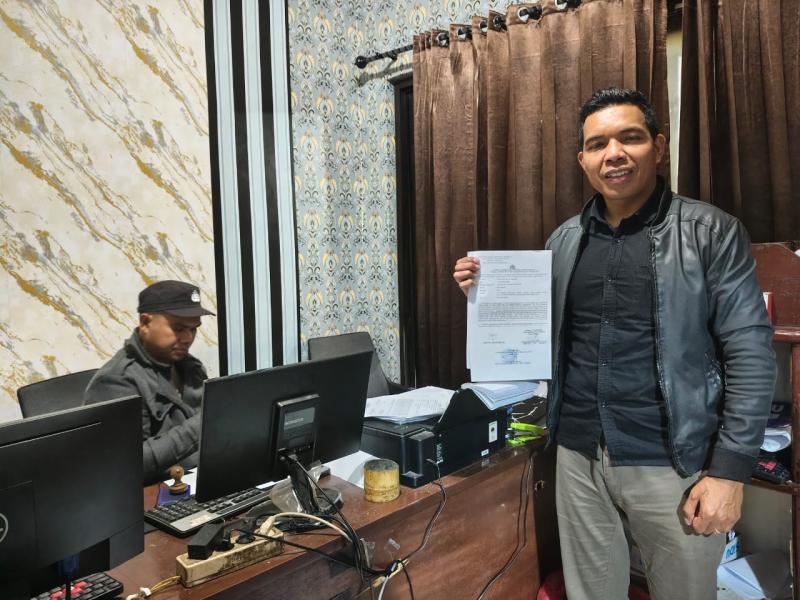 Kuasa hukum Emiliana Helni, Nestor Madi, SH, menunjukkan dokumen laporan dugaan pencemaran nama baik dan penghinaan melalui media sosial di SPKT Polres Manggarai. 