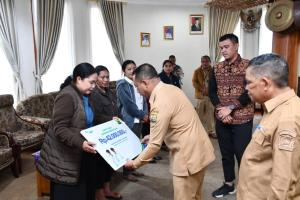 Kuatkan Keluarga yang Berduka, Pemkab Manggarai Salurkan Hak Jaminan Sosial Pekerja