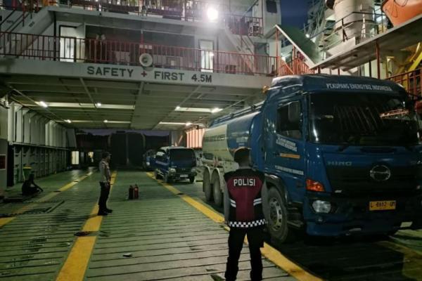 Polres Rote Ndao Turun Langsung Amankan Bongkar BBM di Kapal Navigasi