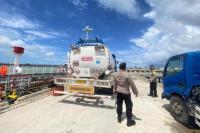  Kapal Bawa BBM Tiba di Rote Ndao, Polsek Rote Timur Lakukan Pengawalan Bongkar Muat