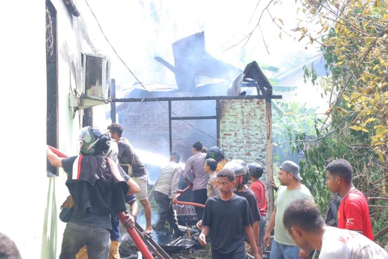 Rumah Warga Kalabahi Terbakar, Polres Alor Gerak Cepat Padamkan Api