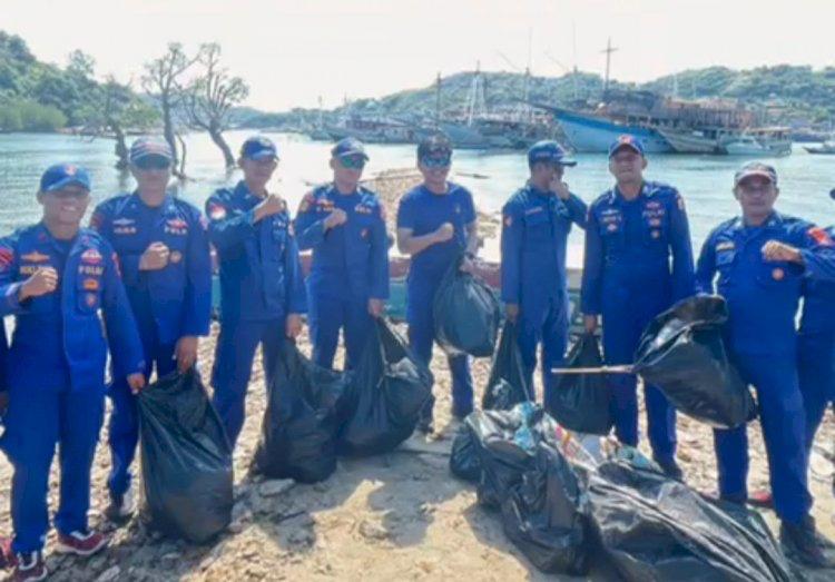  Tindaklanjut Arahan Presiden, Ditpolairud Polda NTT Bersihkan Pantai Pulau Monyet di Labuan Bajo 