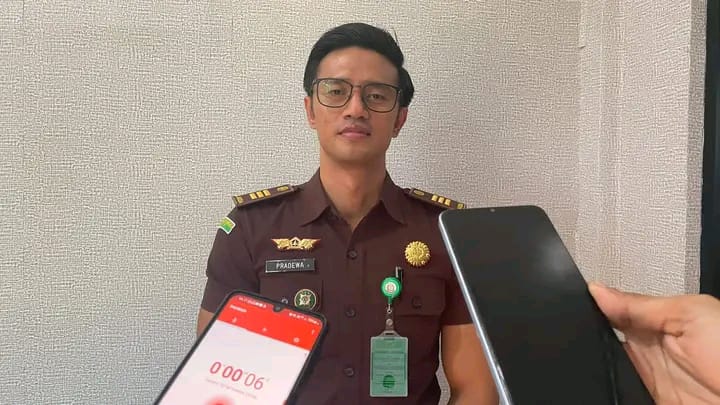 Kepala Seksi Intelijen (Kasie Intel) Kejari Manggarai Barat, Pradewa, saat memberikan klarifikasi terkait polemik proyek irigasi Wae Sanjong. 