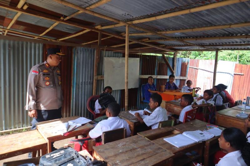  Kapolres Alor Sumbang Perlengkapan Sekolah untuk Siswa SD Welai & SD Fanating 