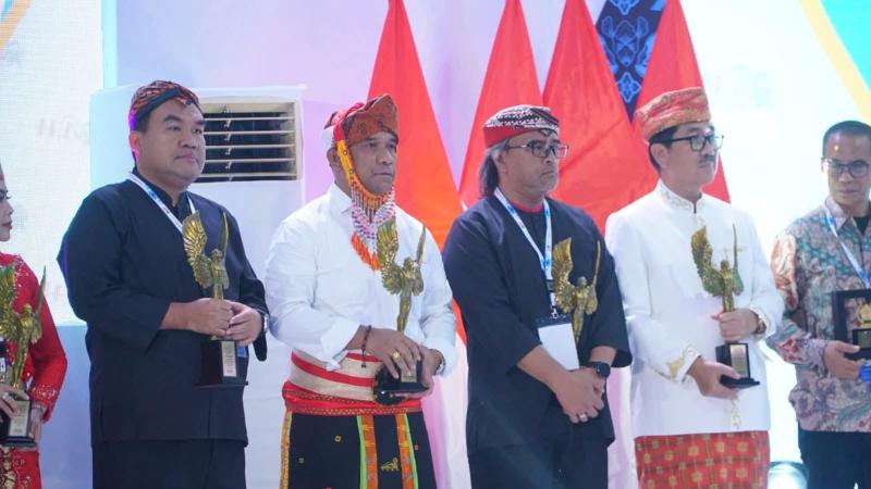 Momentum Bupati Manggarai, Hery Nabit Puncak Peringatan Hari Pers Nasional (HPN) 2026 di Kota Serang, Banten, resmi menerima Anugerah Kebudayaan. 