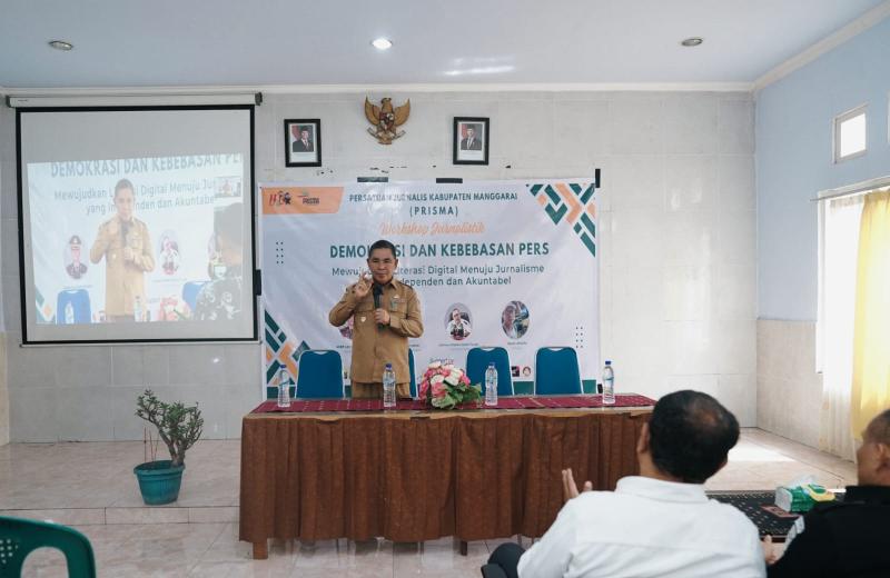 Wakil Bupati Manggarai, Fabianus Abu, saat membuka Workshop Jurnalistik PRISMA dalam rangka memperingati Hari Pers Nasional (HPN) di Aula Dinas Kesehatan Kabupaten Manggarai, Senin (9/2/2026). 