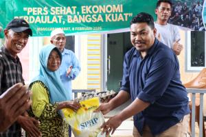 Peringati HPN ke-80, Wartawan Manggarai Barat Salurkan Sembako untuk Nelayan Terdampak Cuaca Buruk