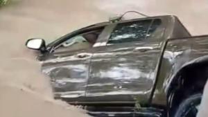 Astaga! Mobil Pengawal Bupati Kupang Yose Lede Terseret Banjir di Fatuleu Barat