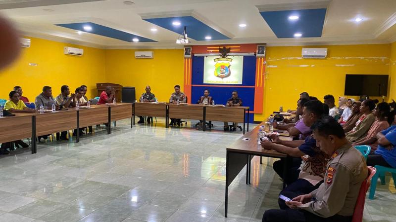 Kapolres Alor AKBP Nur Azhari saat menggelar pertemuan dengan pemerintah dan warga di aula Polres Alor, Selasa (17/2/2026). 