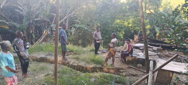 Aparat Polres Kupang mendatangi beberapa titik yang mengalami longsor di wilayah Desa Tunbaun-Amarasi Barat Kabupaten Kupang. 