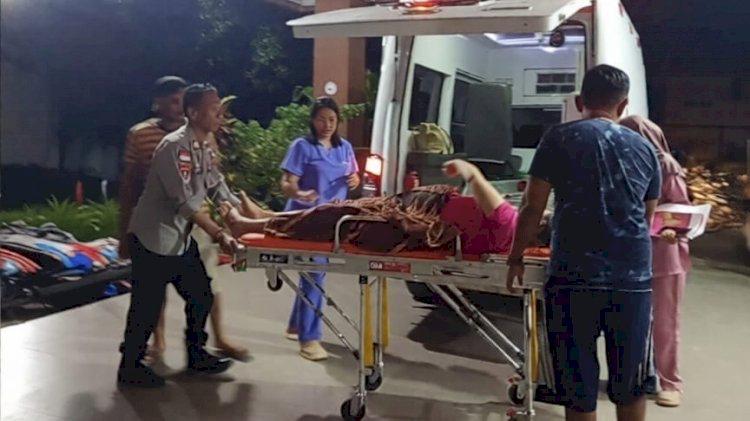 Ibu hamil yang hendak melahirkan ketika dievakuasi dari Puskesmas ke RSUD Baa untuk penanganan lebih lanjut 
