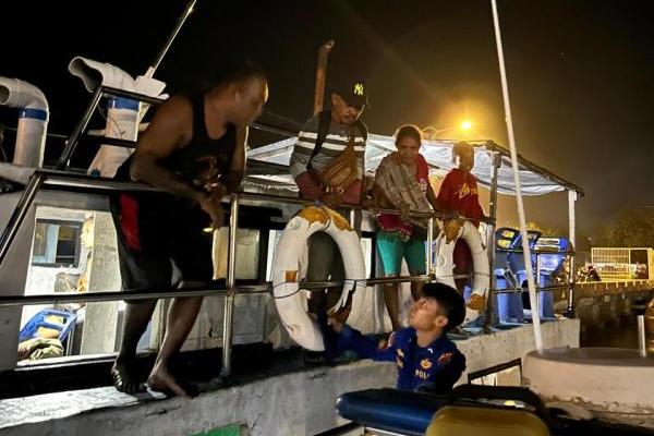 Alami Kerusakan Mesin, 10 ABK & Penumpang  KM Alor Bumi Persaudaraan di Alor Berhasil Dievakuasi 