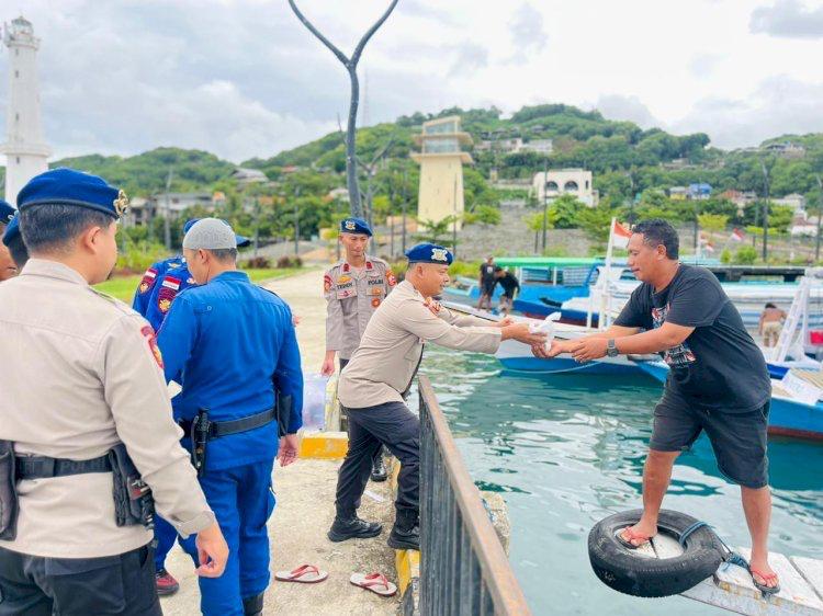  Direktorat Polairud Polda NTT Berbagi Takjil untuk Nelayan & Warga Pesisir