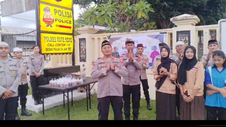 Jelang Buka Puasa, Polres Rote Ndao Gandeng Siswa SMA Bagi-bagi Takjil 