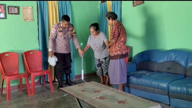 Kapolres Rote Ndao Bantu Tongkat untuk Warga Batulilok-Pantai Baru